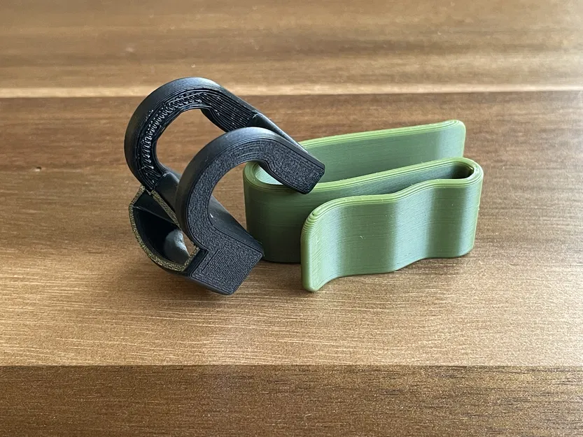 Móc Kính Râm Rivian (móc gió + kẹp tấm che nắng MỚI) - Image 1