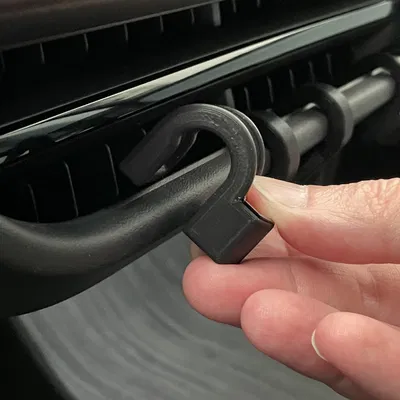 Móc Kính Râm Rivian (móc gió + kẹp tấm che nắng MỚI)