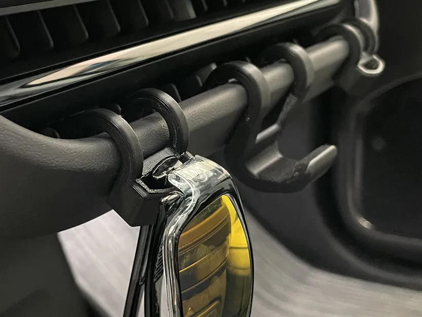 Móc Kính Râm Rivian (móc gió + kẹp tấm che nắng MỚI) - Image 3