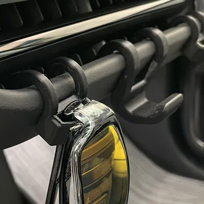 Móc Kính Râm Rivian (móc gió + kẹp tấm che nắng MỚI)