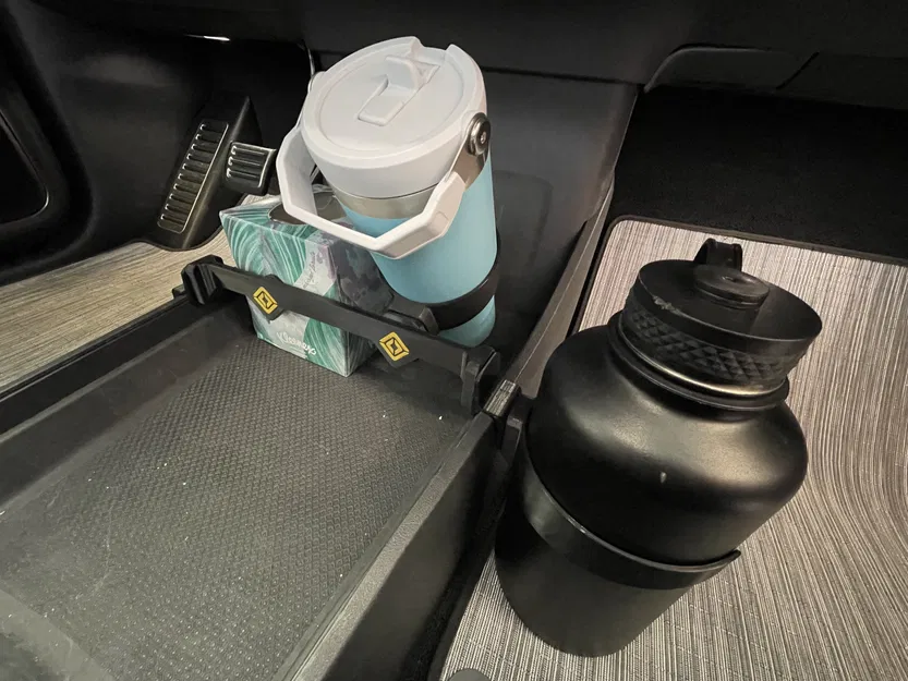 Giá Đỡ Cốc Rivian - Image 2