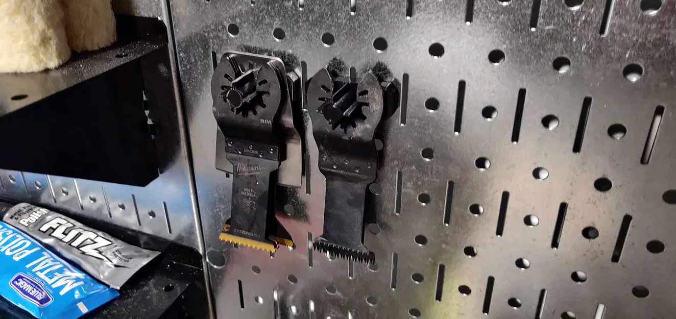 Móc Giữ Lưỡi Dao Máy Đa Năng Milwaukee Lên Bảng Ghim Wall Control - Image 1