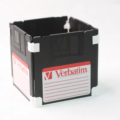 Giá đỡ bút hình đĩa mềm