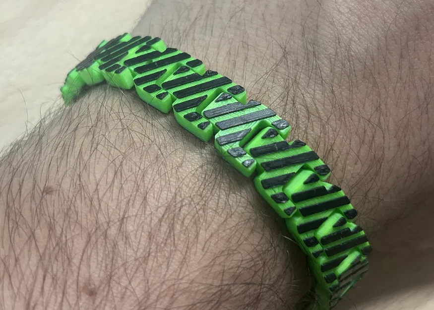 Vòng Tay Dây Xích Remix – Phiên Bản Chữ Cái Tùy Chỉnh với Thiết Kế Đường Kẻ - Image 1