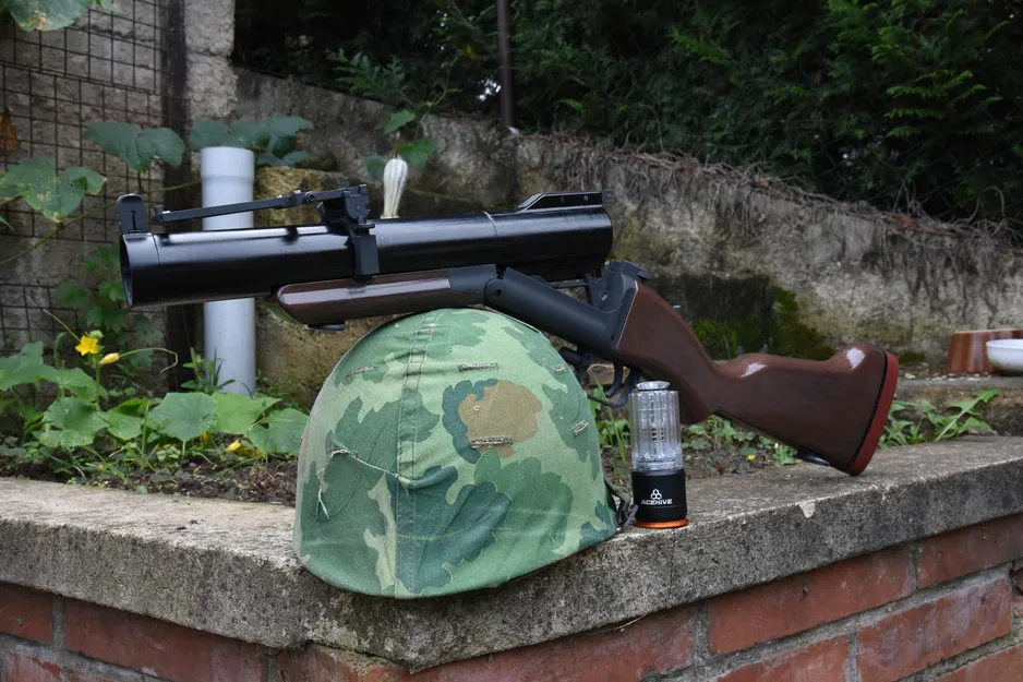 Mô hình súng phóng lựu hơi M79 Airsoft 40mm với ký hiệu KANARR CORP và chi tiết chân thực. - Image 4