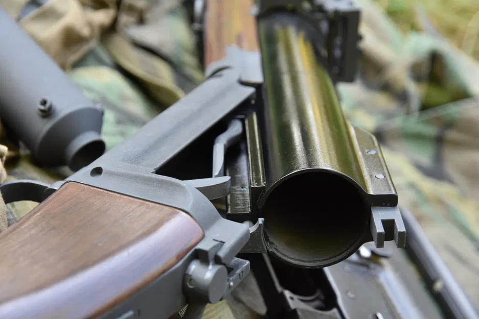 Mô hình súng phóng lựu hơi M79 Airsoft 40mm với ký hiệu KANARR CORP và chi tiết chân thực. - Image 8