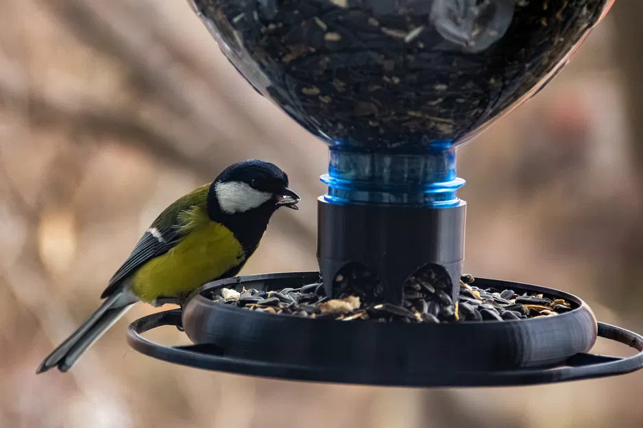 Chổ cho chim ăn dùng chai (ren 48mm và 28mm) - Image 1