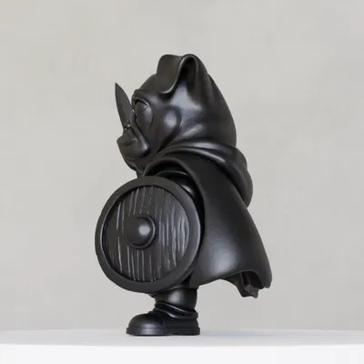 Chó Pug đội kiếm và khiên