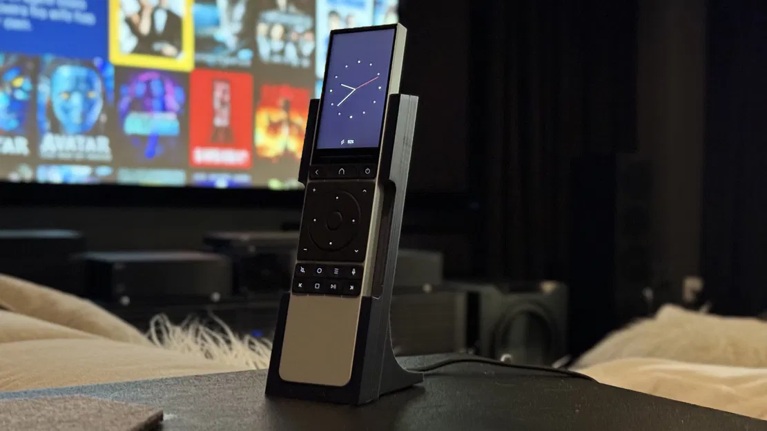 Giá đỡ sạc không dây Unfolded Circle Remote 3 - Image 1