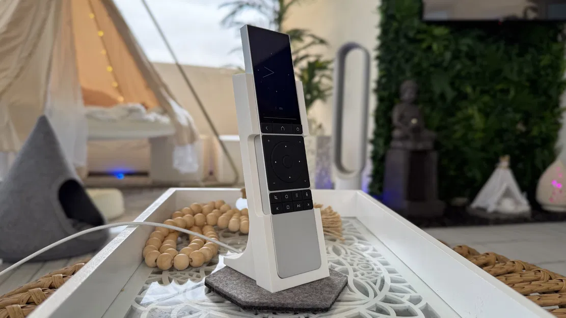 Giá đỡ sạc không dây Unfolded Circle Remote 3 - Image 2