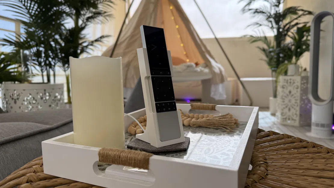 Giá đỡ sạc không dây Unfolded Circle Remote 3 - Image 10