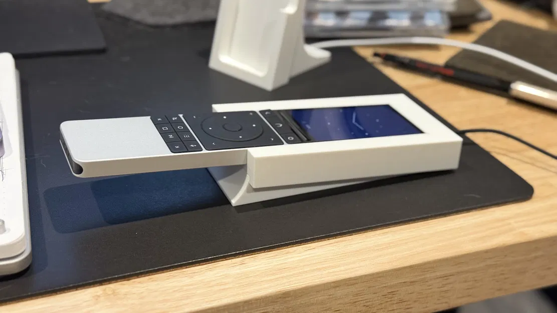 Giá đỡ sạc không dây Unfolded Circle Remote 3 - Image 11