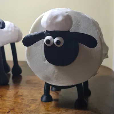 Cừu Shaun "lăn" trên giấy vệ sinh