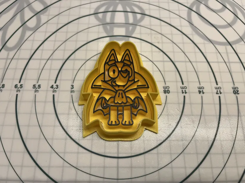 Khuôn Cắt Bánh Quy "Bluey" Halloween Hai Phần - Image 1