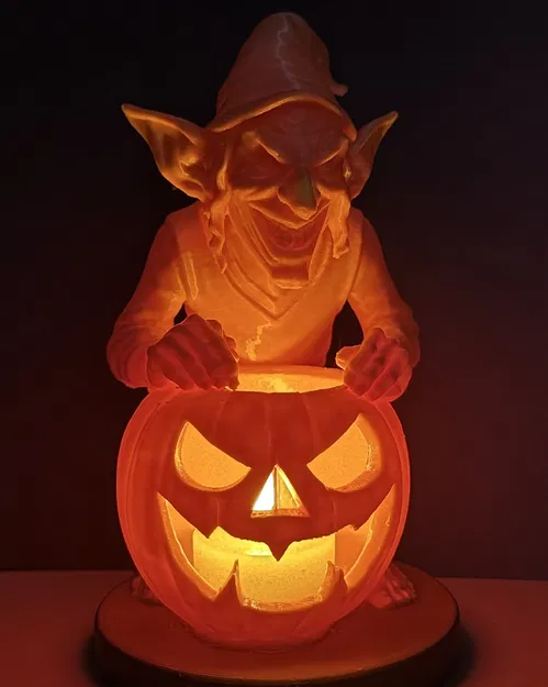 Yêu tinh Halloween với quả bí ngô - Image 1