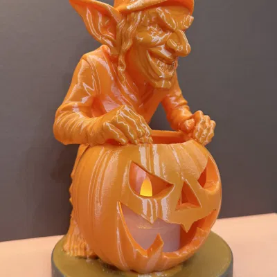 Yêu tinh Halloween với quả bí ngô