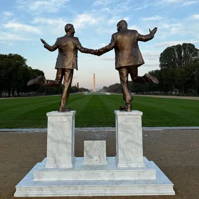 Tượng Trump & Epstein - 'Mãi mãi là bạn bè' (phiên bản thu nhỏ)