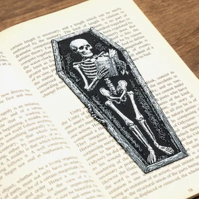 Kẹp Sách Hình Bộ Xương Trong Quan Tài