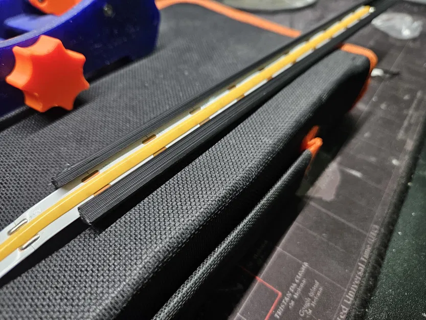 Giá đỡ dải LED cho thanh nhôm 2020 T-slot - Góc 30 độ - Rộng 10mm - Image 1