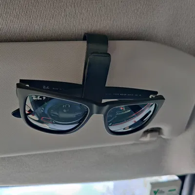 Kẹp Kính Râm Trên Xe Hơi