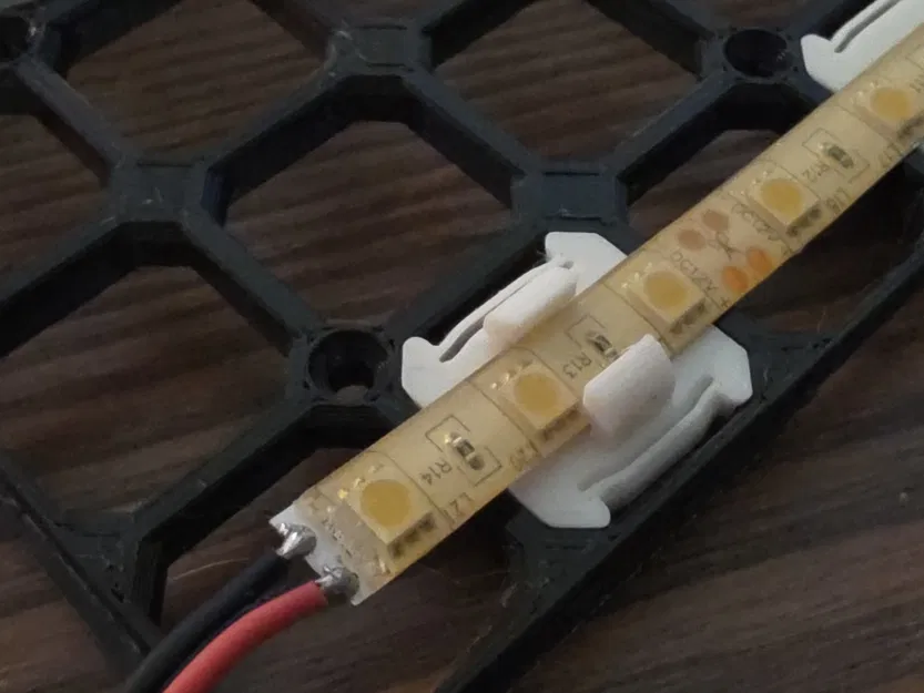 Giá đỡ dạng kẹp cho dải đèn LED openGrid cho Underware - Image 1