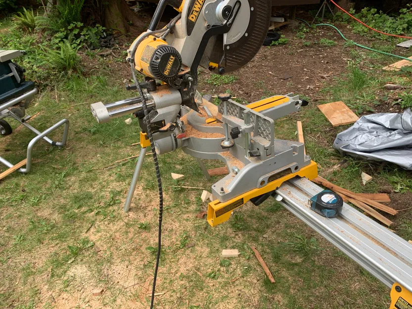 Kẹp thay thế cho chân đế máy cưa mitre DeWALT hạng nặng - Image 1