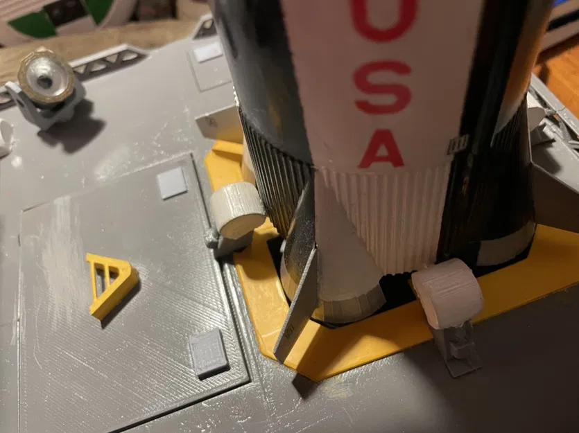 Mô hình Tên lửa Saturn V, Tháp Phóng, Bệ Phóng Di Động có LED và Crawler (Tỉ lệ 1:157) - Image 19