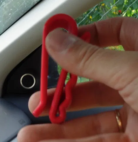 Kẹp Giữ Kính Mát Gắn Tấm Che Nắng Trên Xe Hơi - Image 3