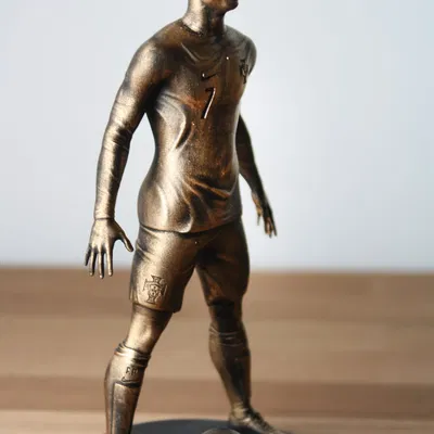 Tượng Ronaldo Đá Bóng