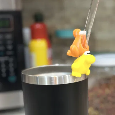 Con Nerd Giữ Ống Hút