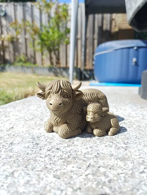 Bò Mẹ Cao Nguyên Cùng Bê Con - Image 1