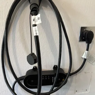 Giá treo tường sạc xe điện J1772