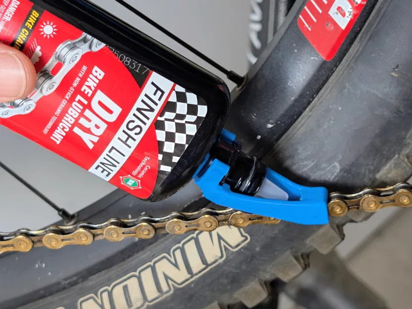 Dụng cụ dẫn hướng chai dầu nhớt sên xe đạp Finish Line - Image 1