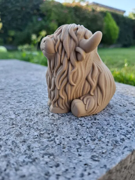 Bò Highland Mập Mạp – Người Bạn Đồng Hành Ngồi Bên Bàn Làm Việc - Image 3