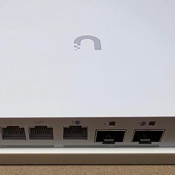 Giá Đỡ Gắn Tường Cho Ubiquiti Cloud Gateway Fiber