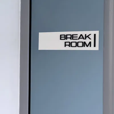 Tấm Biển Treo Tường Severance Chính Xác Như Phim