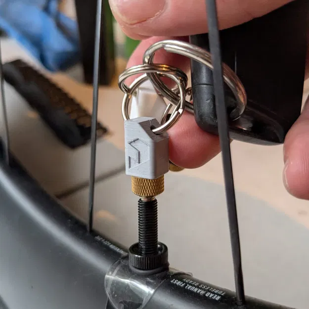 Móc Khóa Giữ Bộ Chuyển Đổi Bơm Xe Đạp | Presta sang Schrader (AV sang SV) | In 3D – 3 Phiên Bản - Image 4