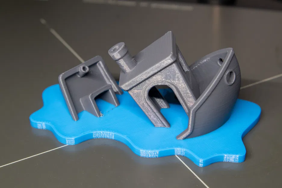 Thuyền Benchy Chìm Nghỉm Trên Biển - Image 1