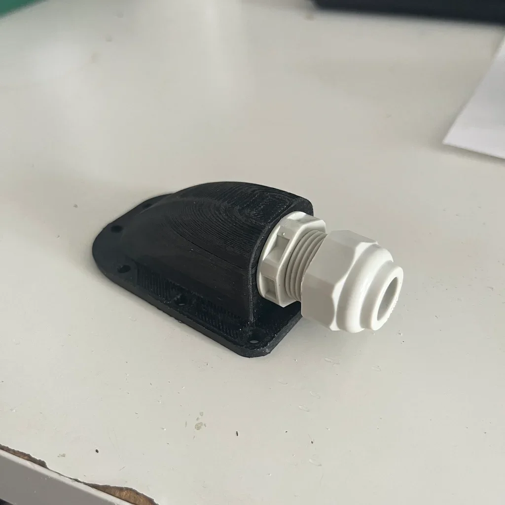 Chỗ luồn dây cáp trên nóc xe tải loại đơn 1