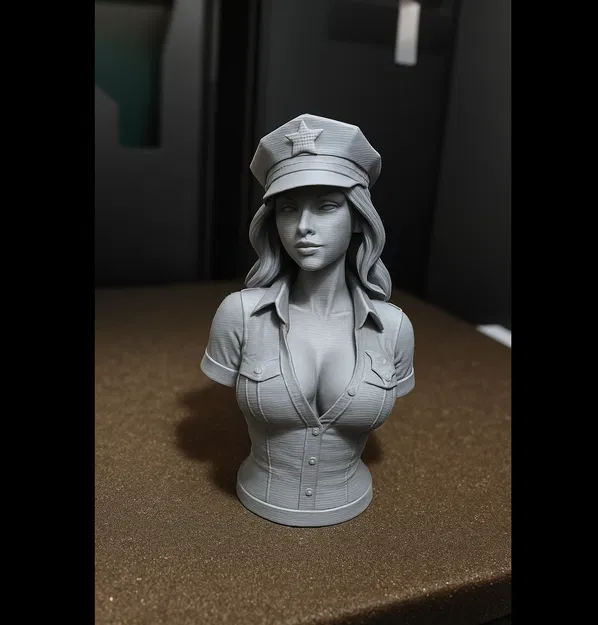Figurine de femme policier - Image 1