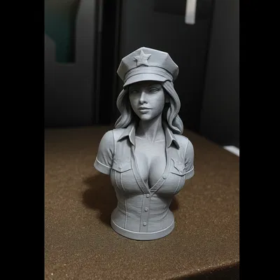Figurine de femme policier