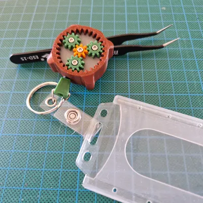 Móc khóa rút dây với bánh răng hành tinh