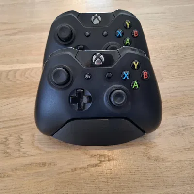 Giá đỡ 2 tay cầm Xbox tối giản