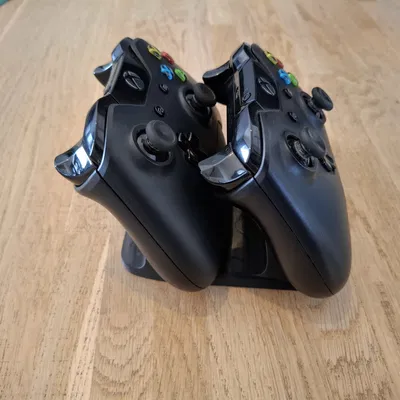 Giá đỡ 2 tay cầm Xbox tối giản