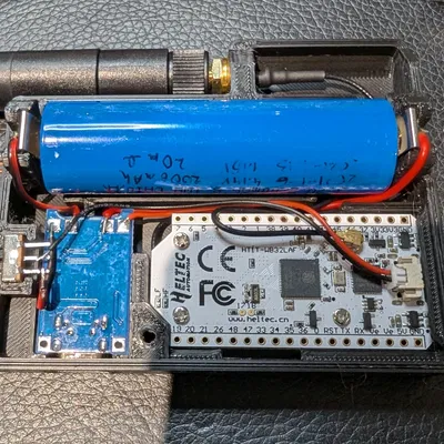 Vỏ Heltec V3 có pin 18650 và bộ điều khiển sạc TP4056