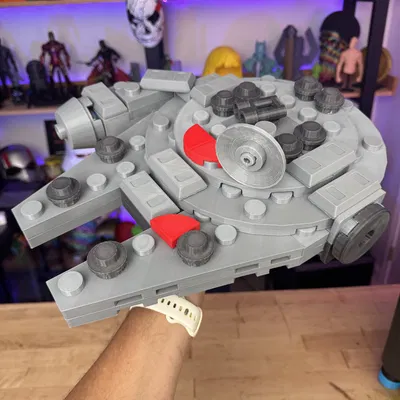 Mô hình Millennium Falcon "Brick" Khổng Lồ