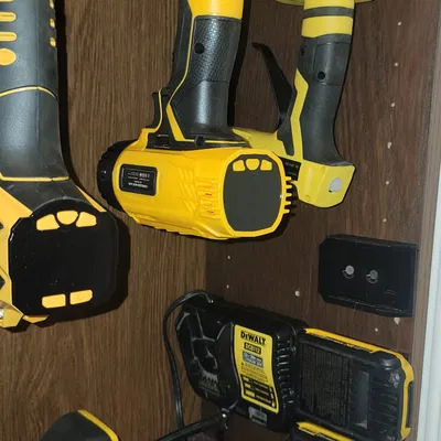 Giá Đỡ Dụng Cụ và Pin Dewalt 20V MAX