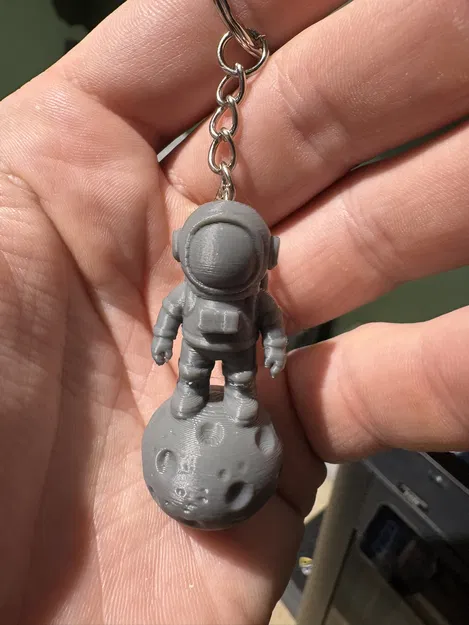 Móc Khóa Spaceman Dễ Thương Trên Tảng Đá - Image 1