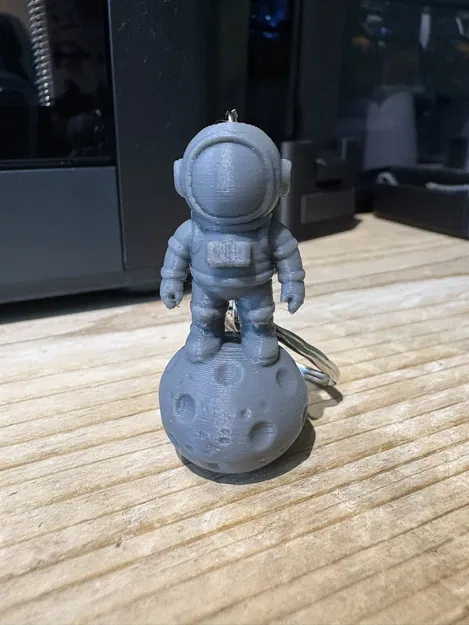 Móc Khóa Spaceman Dễ Thương Trên Tảng Đá - Image 2