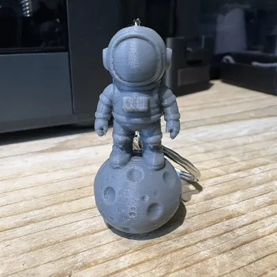 Móc Khóa Spaceman Dễ Thương Trên Tảng Đá